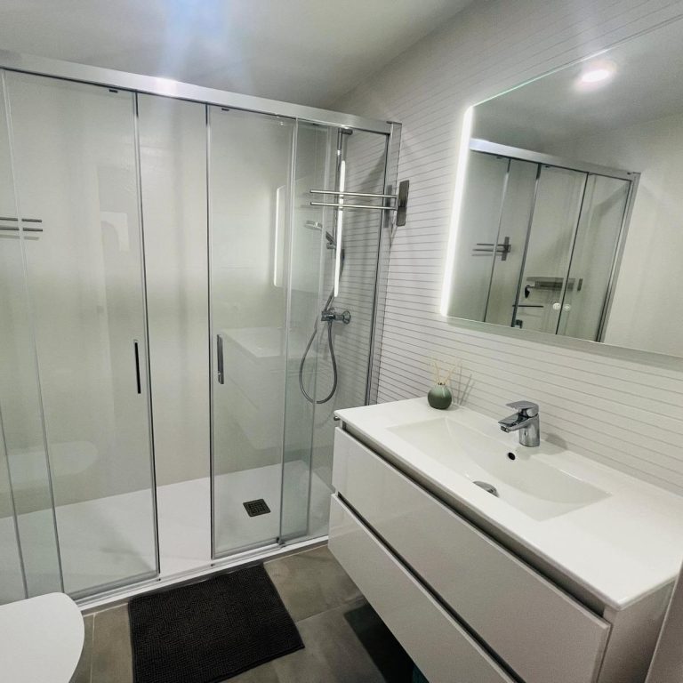 Badezimmer - Dusche und Waschbecken