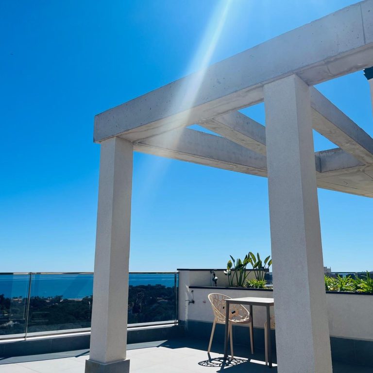 Dachterrasse mit Blick auf das Meer